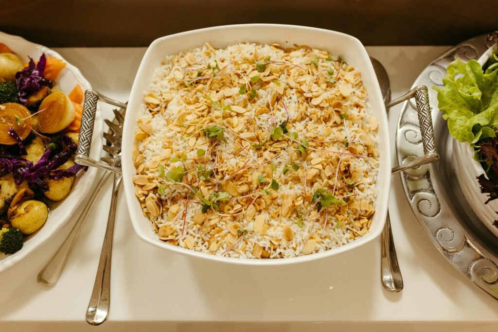 Ensalada de arroz salvaje con verduras y vinagreta oriental  catering Bocaditos Marlene Mataró