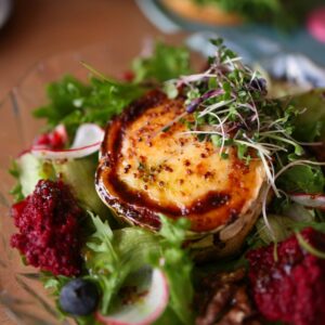 Ensalada de cabra caliente con miel y nueces  catering Bocaditos Marlene Mataró