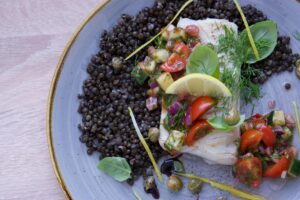 Ensalada de lentejas naranjas con tomate, pepino y menta  catering Bocaditos Marlene Mataró