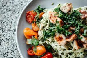Ensalada de pasta con pesto, rúcula y tomate seco  catering Bocaditos Marlene Mataró