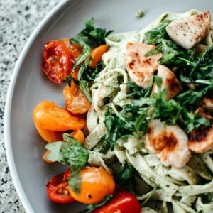 Ensalada de pasta con pesto, rúcula y tomate seco  catering Bocaditos Marlene Mataró