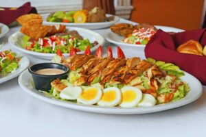 Ensalada de pollo y aguacate con yogur y lima  catering Bocaditos Marlene Mataró