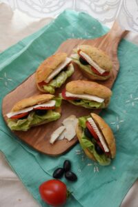 Mini bocadillo de aguacate, tomate y queso fresco (6 u)  catering Bocaditos Marlene Mataró