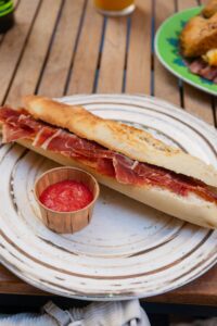 Mini bocadillo de jamón ibérico con pan de cristal y AOVE (6 u)  catering Bocaditos Marlene Mataró