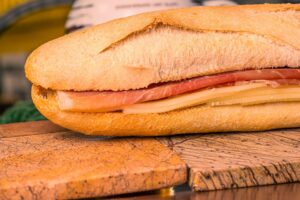 Mini bocadillo de lomo con queso y pimientos (6 u)  catering Bocaditos Marlene Mataró