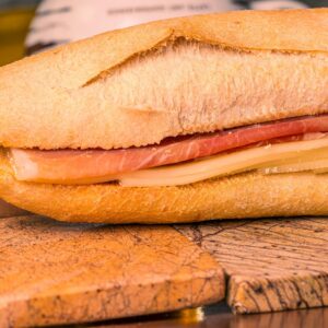 Mini bocadillo de lomo con queso y pimientos (6 u)  catering Bocaditos Marlene Mataró