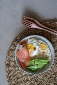 Poke bowl de salmón ahumado estilo brunch  catering Bocaditos Marlene Mataró