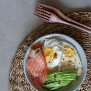 Poke bowl de salmón ahumado estilo brunch  catering Bocaditos Marlene Mataró