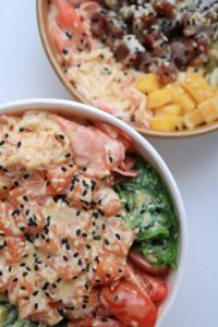 Poke bowl de salmón teriyaki  catering Bocaditos Marlene Mataró