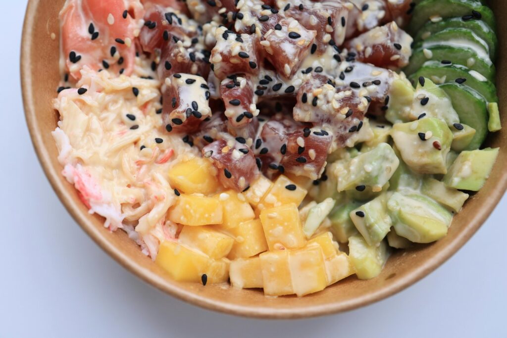 Poke bowl vegetariano de aguacate y mango  catering Bocaditos Marlene Mataró