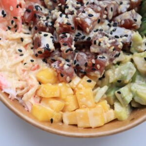 Poke bowl vegetariano de aguacate y mango  catering Bocaditos Marlene Mataró