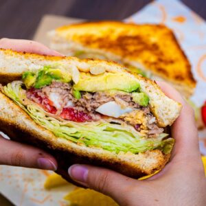 Sándwich de atún con pimientos y huevo  catering Bocaditos Marlene Mataró