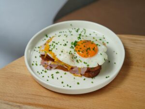 Sándwich de huevo y mayonesa con cebollino  catering Bocaditos Marlene Mataró