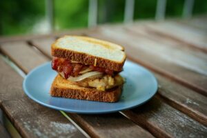 Sándwich de pollo asado con bacon y mayonesa  catering Bocaditos Marlene Mataró