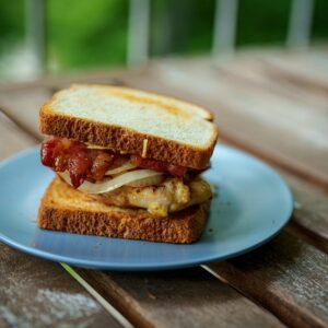 Sándwich de pollo asado con bacon y mayonesa  catering Bocaditos Marlene Mataró