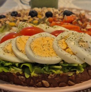 Desayuno saludable con huevo, tomate y rucula