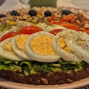 Desayuno saludable con huevo, tomate y rucula